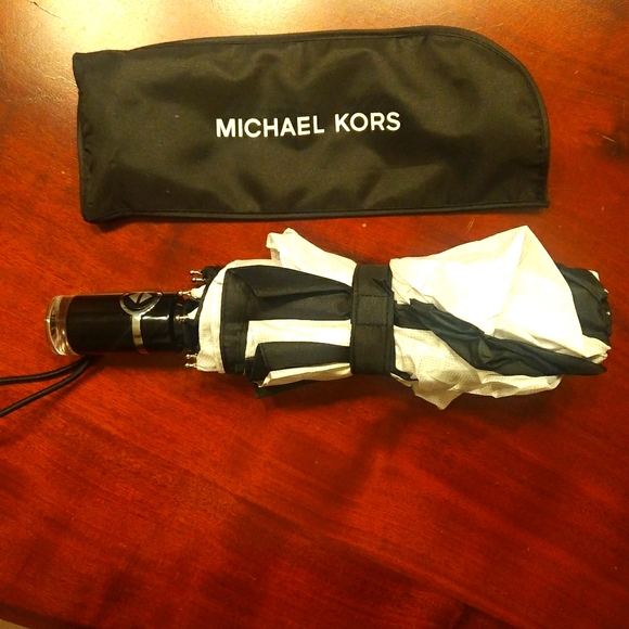 Michael Kors Extendable Umbrella - Picture 4 of 4